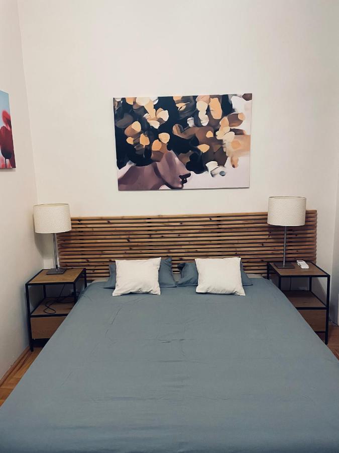 B * Budapeszt